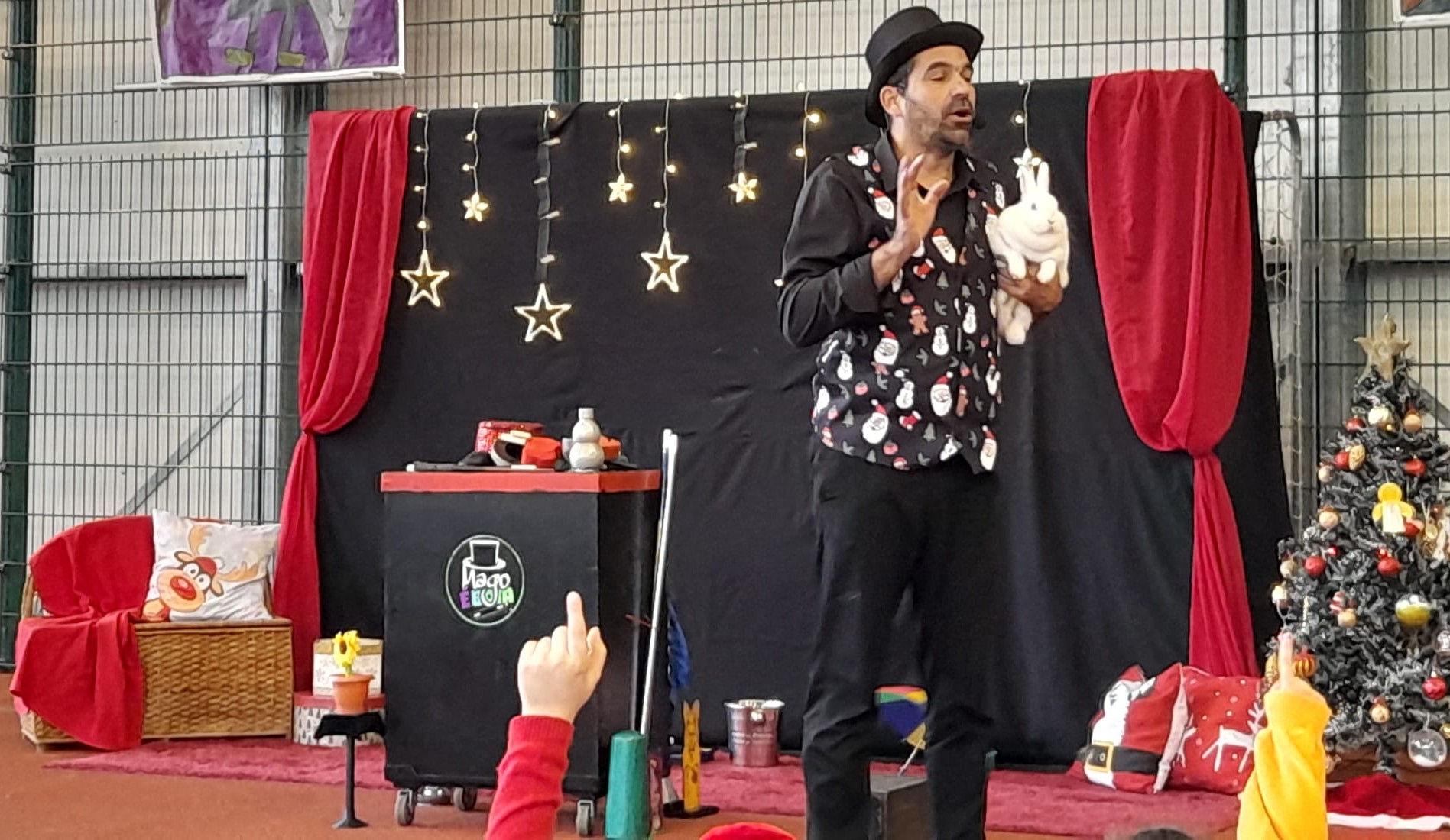 Espetáculo de Magia com o Mágico Dani Encanta Crianças nas Comemorações de Natal da Escola