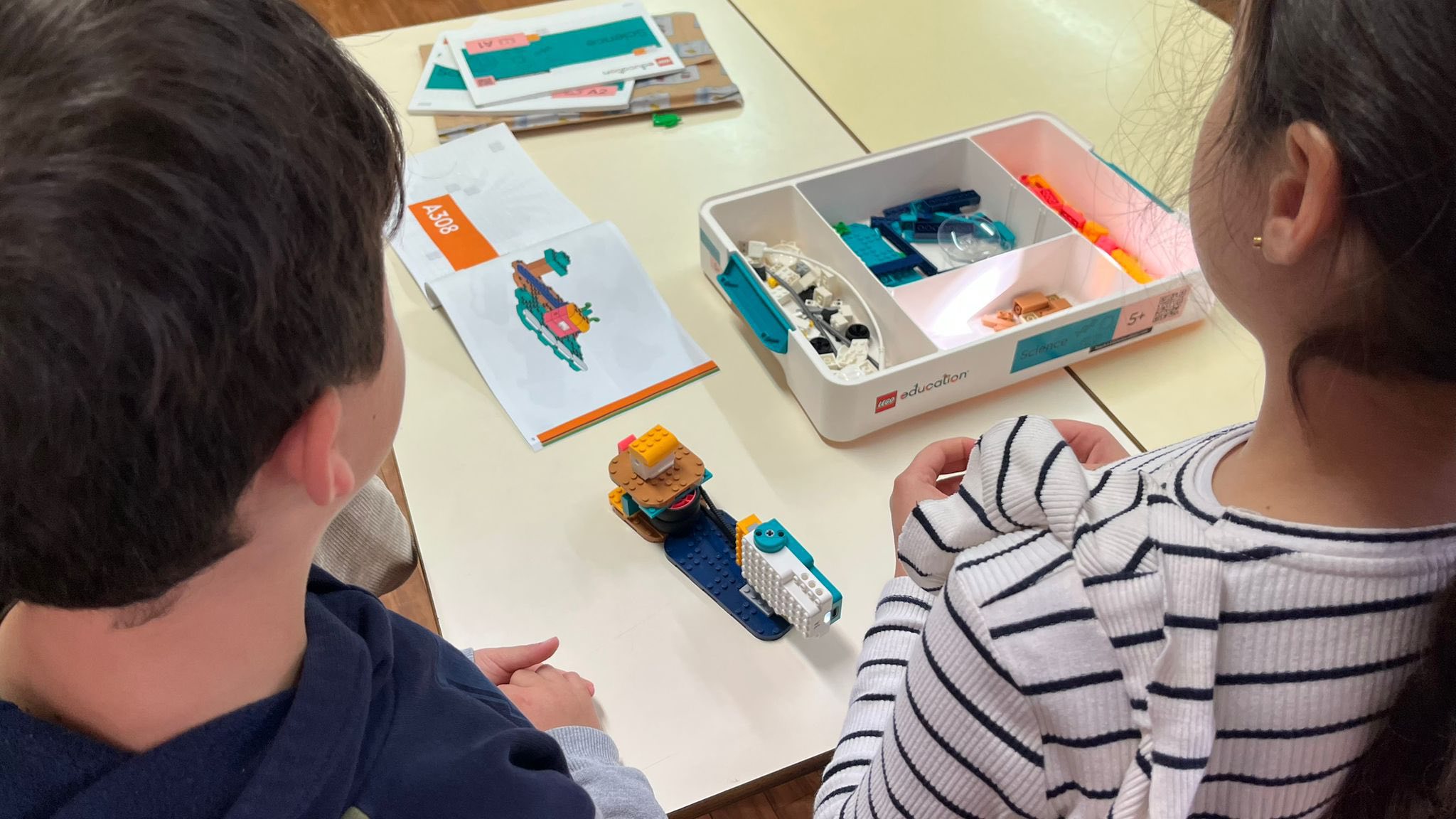 Exploração dos kits de ciências