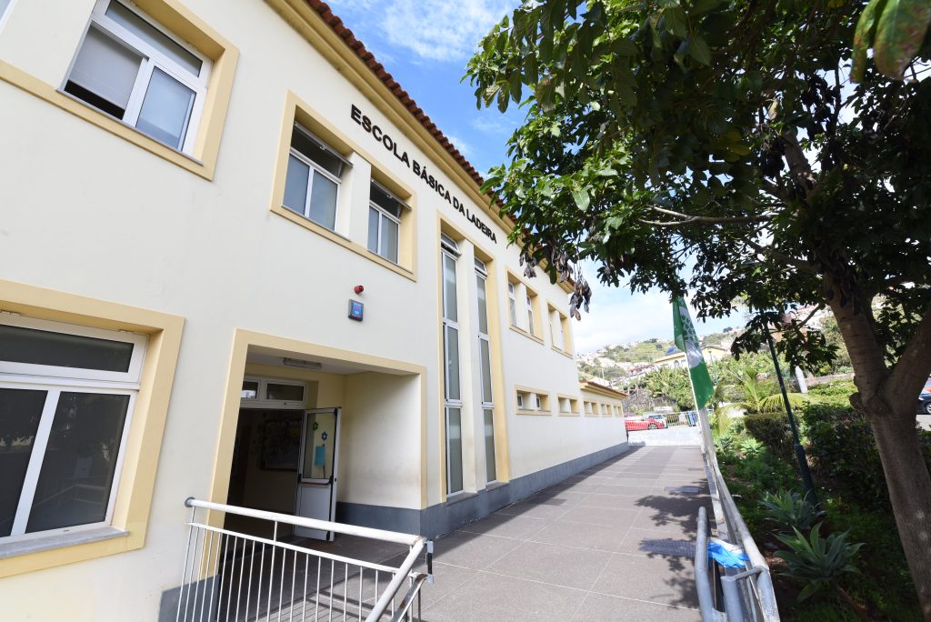 Entrada Principal com nome da Escola