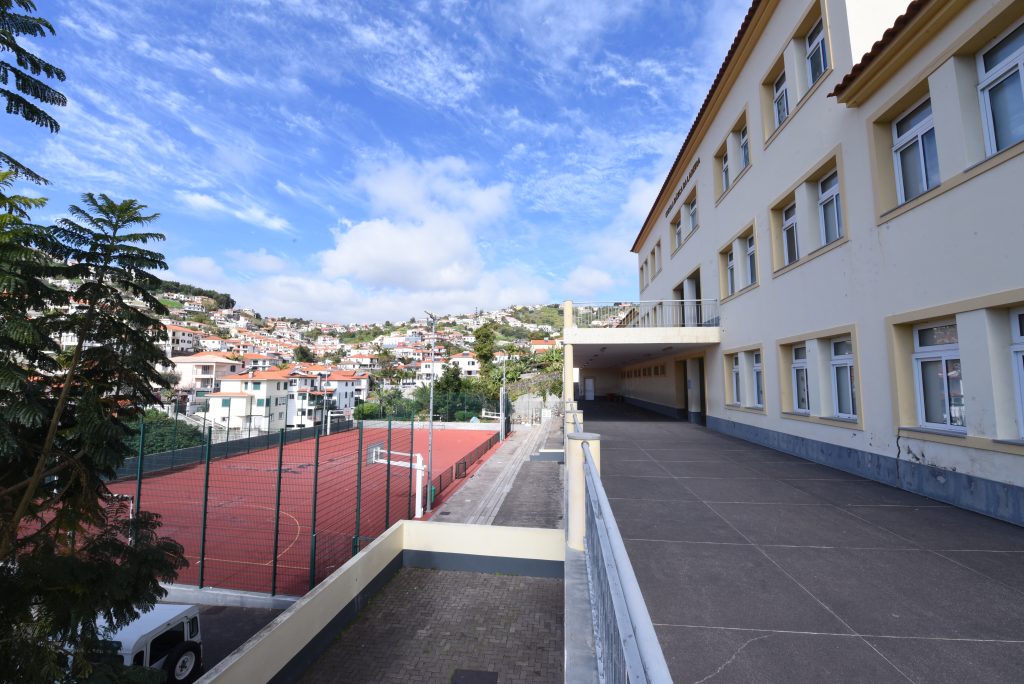Pátio coberto e Campo desportivo
