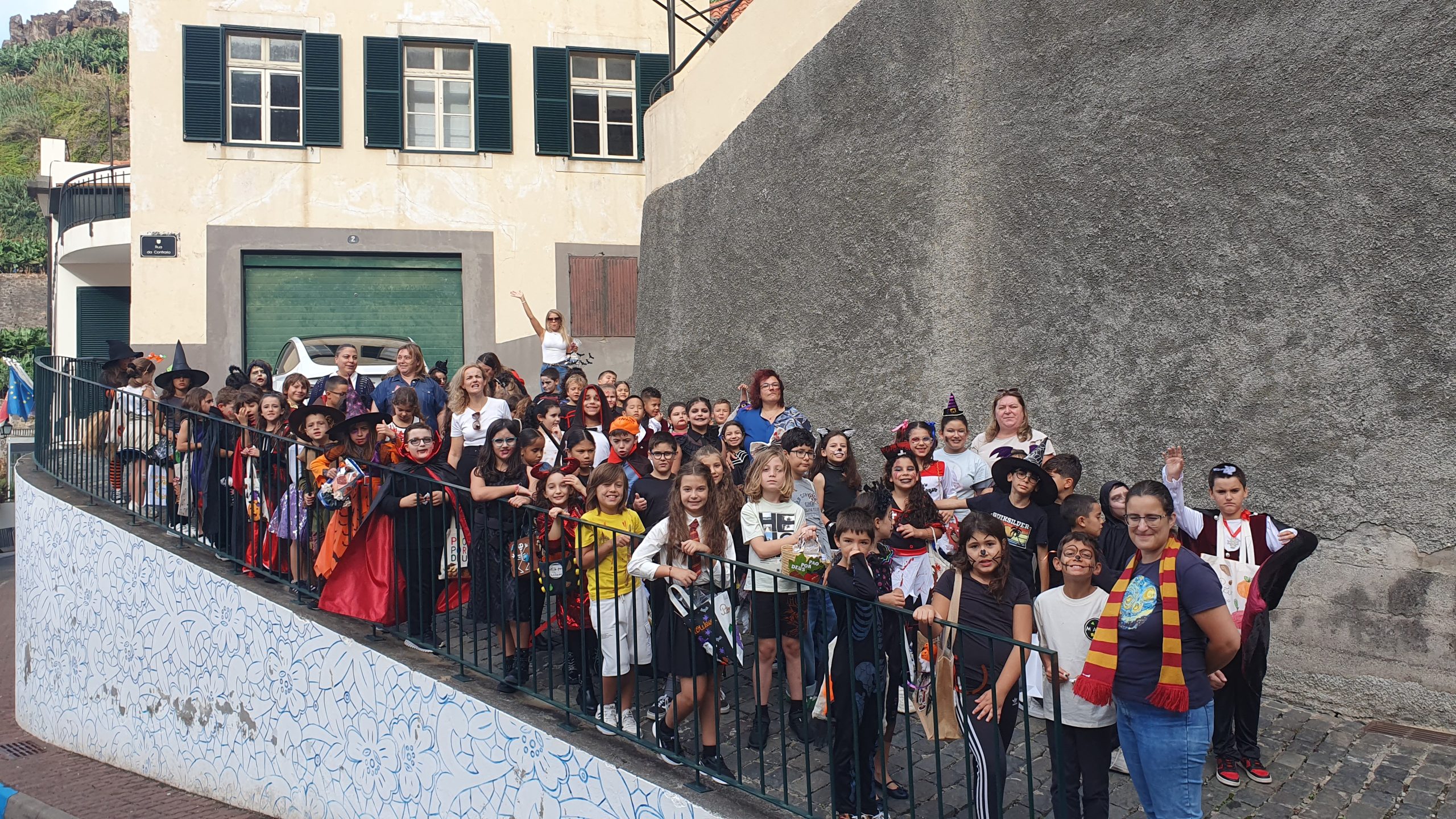 Escola celebra o ‘Pão-por-Deus’ e ‘Halloween’ num dia de tradições e magia