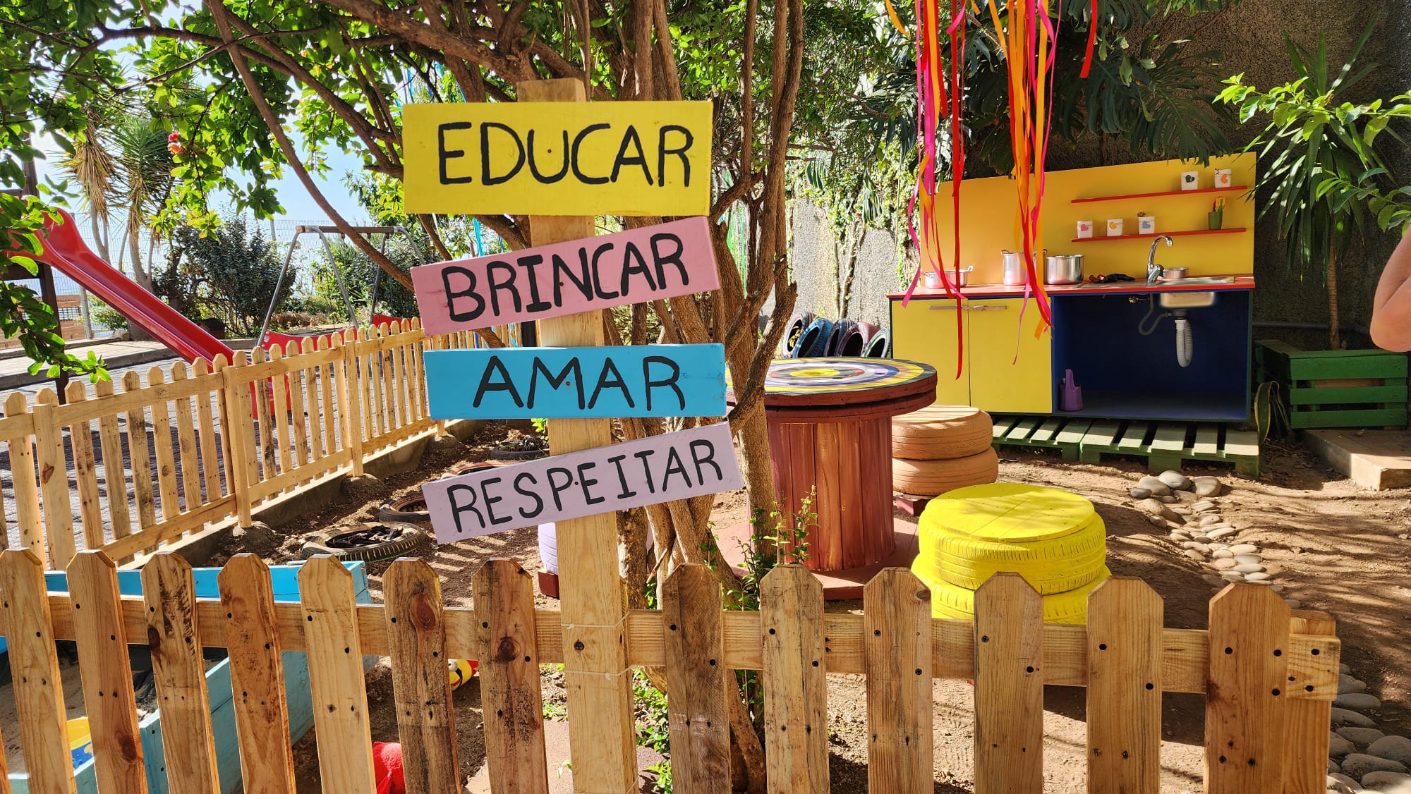 Quem somos? Somos uma escola do 1º Ciclo com Pré-Escolar que fica situada na freguesia e concelho de Câmara de Lobos. Temos um novo edifício desde 22 de setembro de 2008, altura em que nos tornamos escola a tempo inteiro. A escola funciona em regime duplo, com as Aulas Curriculares no turno da manhã e as Atividades de Enriquecimento Curricular no turno da tarde.