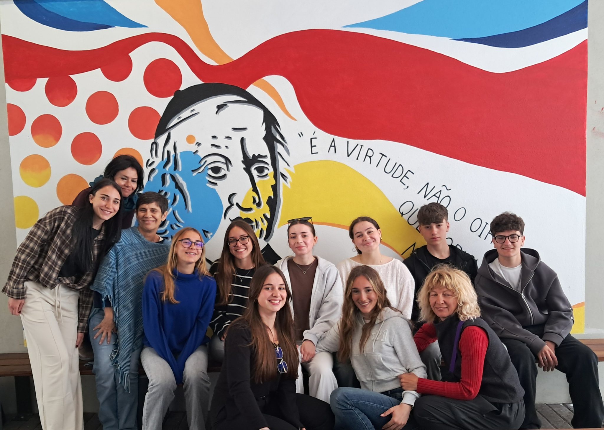 Grupo de alunos e professores italianos do Instituto Albe Steiner, de Turim, no âmbito da Acreditação Erasmus+ em Ensino Escolar.